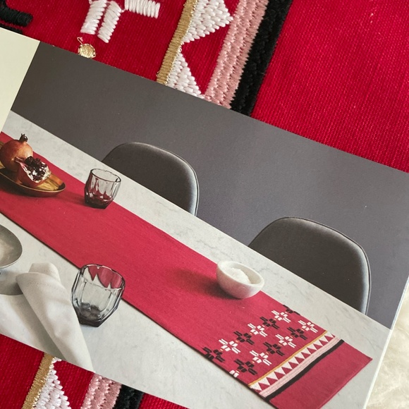 PROJECT 62 RED LINEN BLEND TABLE RUNNER NWT - Picture 4 of 7